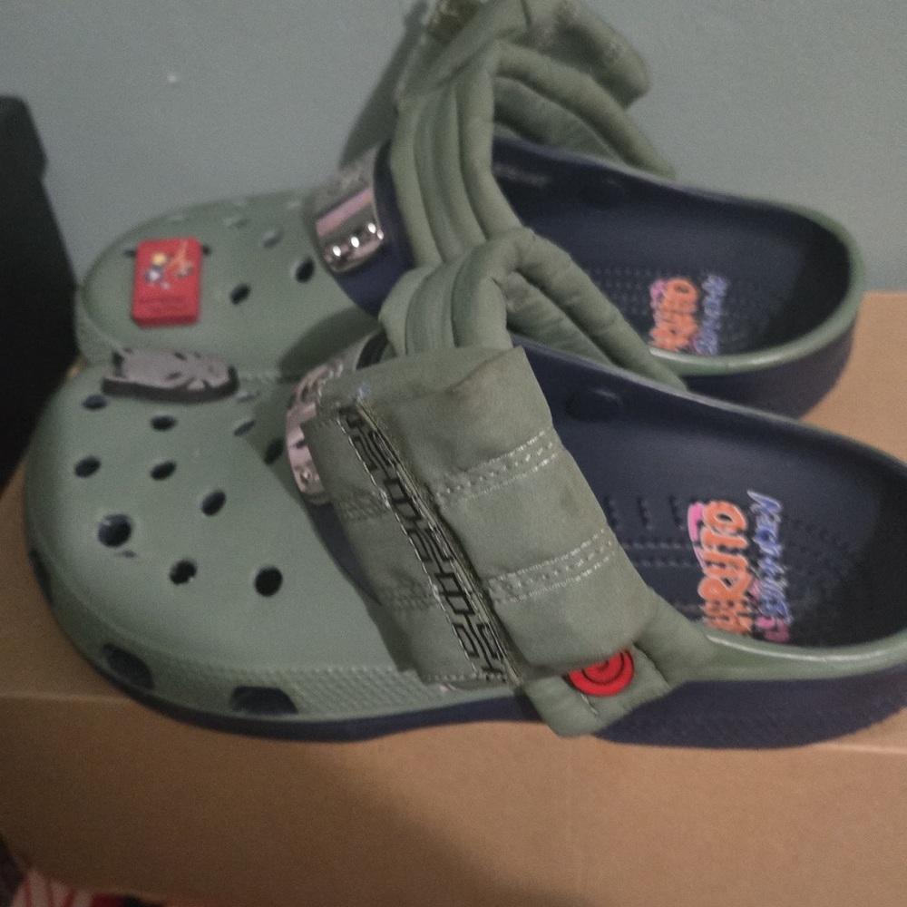NARUTO CROCS 
Green 
LIMITED EDITION 
7
Unisex
With the original box